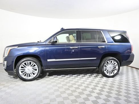 Used 2018 Cadillac Escalade Platinum AWD/4WD image 2