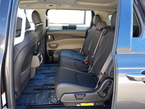 Used 2025 Kia Carnival SX FWD image 50