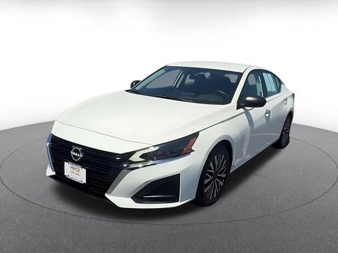 Used 2025 Nissan Altima 2.5 SV FWD image 7