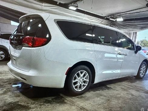 Used 2022 Chrysler Voyager LX FWD image 3