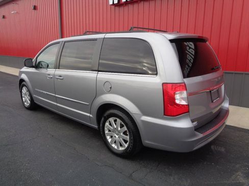 Used 2016 Chrysler Town & Country Touring image 7