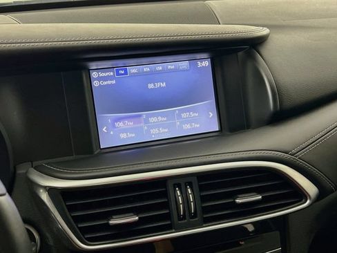 Used 2017 INFINITI QX30 Premium w/ Navigation Package FWD image 16