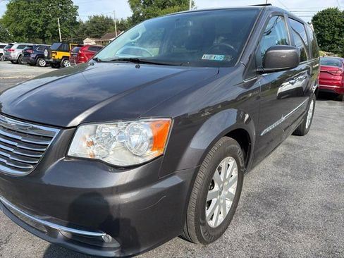 Used 2016 Chrysler Town & Country Touring w/ Driver Convenience Group FWD image 4