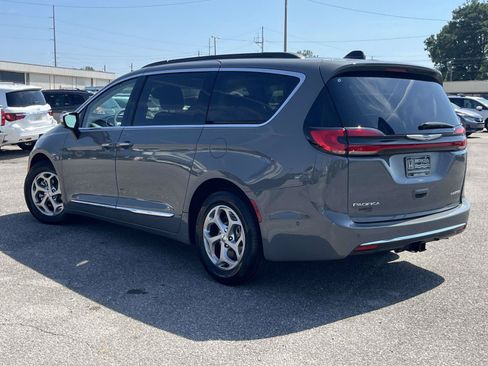 Used 2023 Chrysler Pacifica Limited w/ Uconnect Theater Family Group FWD image 4