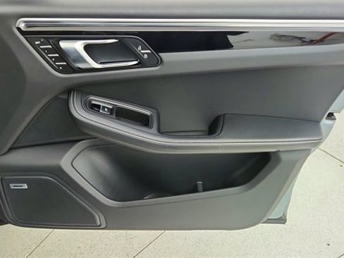 Used 2024 Porsche Macan w/ Premium Plus Package image 23