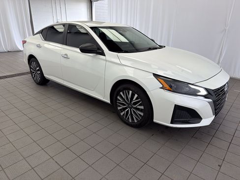 Used 2024 Nissan Altima 2.5 SV AWD/4WD image 3