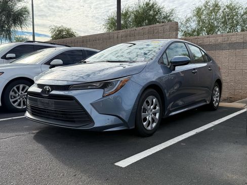 Used 2025 Toyota Corolla LE FWD image 2