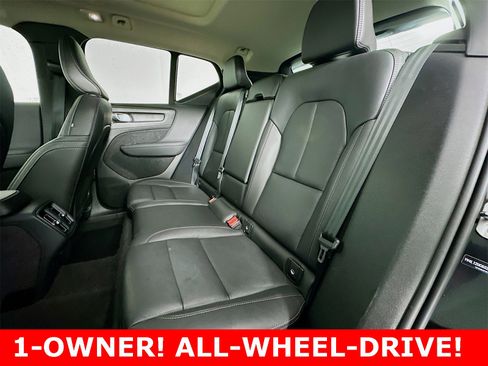 Used 2025 Volvo XC40 B5 Plus image 11