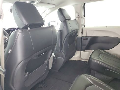 Used 2023 Chrysler Pacifica Touring-L image 14