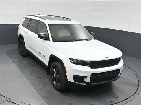 Used 2025 Jeep Grand Cherokee L Limited w/ Luxury Tech Group II image 39