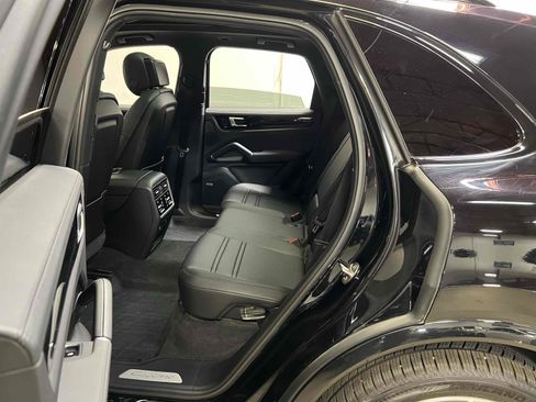 Used 2019 Porsche Cayenne S image 32