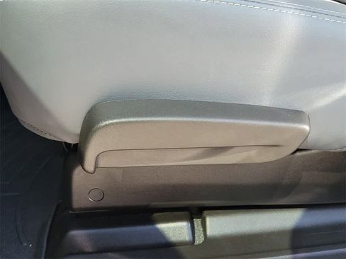 Used 2022 Buick Enclave Essence image 9