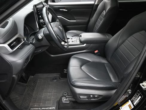 Used 2020 Toyota Highlander XLE AWD/4WD image 19