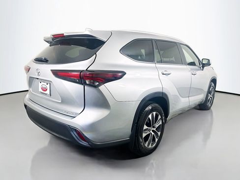 Certified 2024 Toyota Highlander XLE image 5