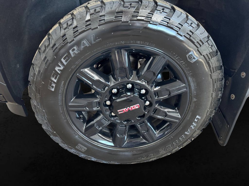 Used 2024 GMC Sierra 2500 AT4 w/ Technology Package AWD/4WD image 9