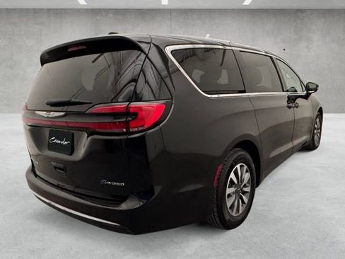 Used 2022 Chrysler Pacifica Touring-L w/ Uconnect Theater Family Group image 16