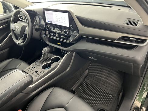 Used 2023 Toyota Highlander XLE AWD/4WD image 25