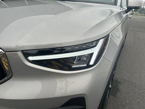 Certified 2025 Volvo XC40 B5 Plus AWD/4WD image 8