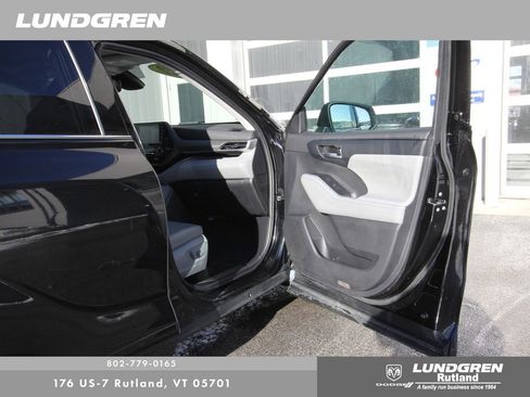 Used 2022 Toyota Highlander XLE image 8