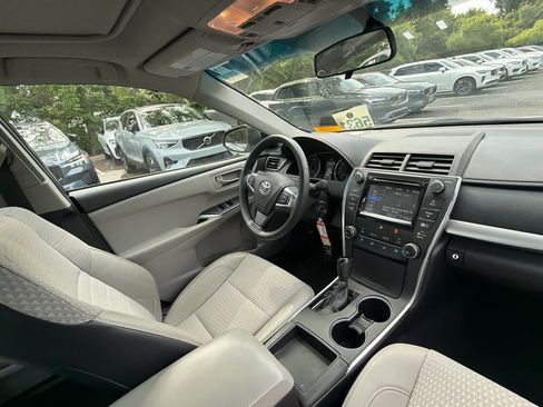Used 2015 Toyota Camry SE w/ Moonroof Package FWD image 19
