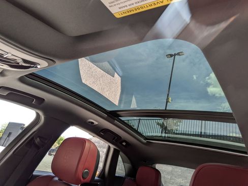 Used 2025 Porsche Macan image 28