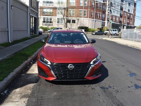 Used 2025 Nissan Altima 2.5 SV FWD image 2