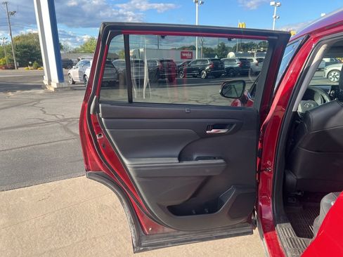 Used 2022 Toyota Highlander XLE image 25