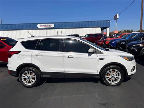 Used 2019 Ford Escape SE image 2