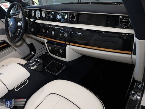 Used 2017 Rolls-Royce Phantom Drophead Coupe image 31