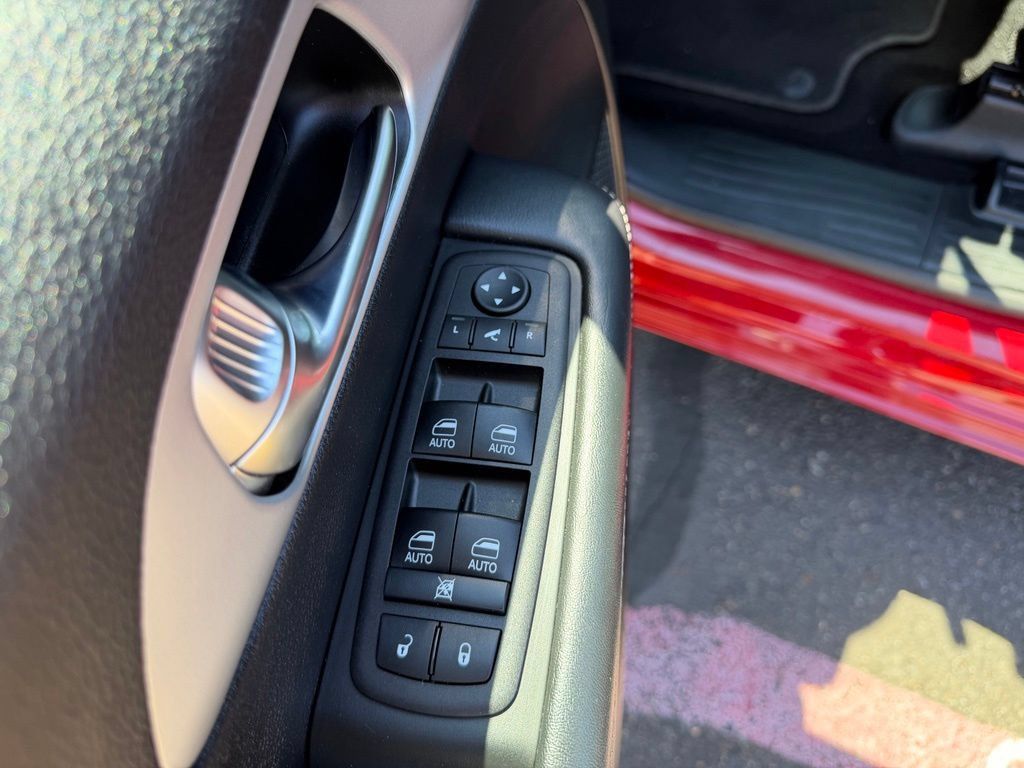 Used 2025 Chrysler Pacifica Limited FWD image 13
