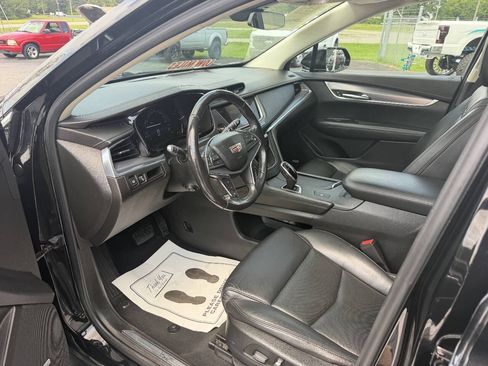 Used 2018 Cadillac XT5 Luxury w/ Driver Awareness Package FWD image 9
