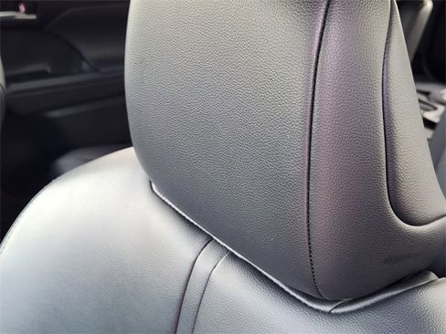 Used 2023 Toyota Highlander XLE image 15