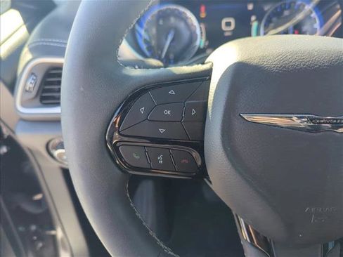 Used 2023 Chrysler Pacifica Touring-L w/ S Appearance Package image 14