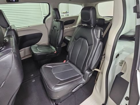 Used 2023 Chrysler Pacifica Touring-L FWD image 30