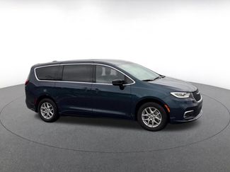 Used 2025 Chrysler Pacifica Select FWD video 2