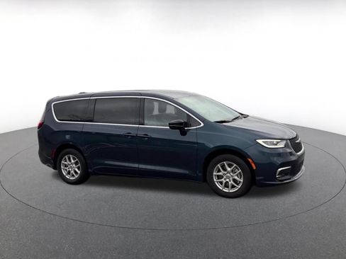 Used 2025 Chrysler Pacifica Select FWD image 2