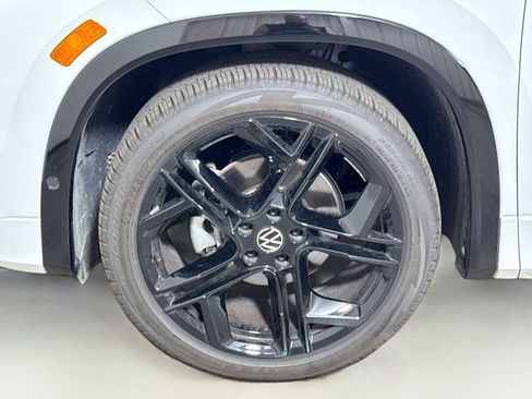 Used 2026 Volkswagen Tiguan SE R-Line FWD image 28