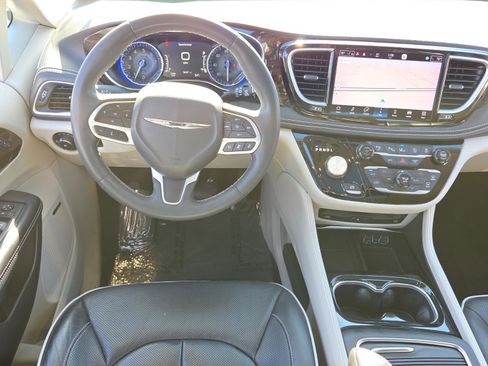 Used 2022 Chrysler Pacifica Limited w/ Uconnect Theater Family Group image 25