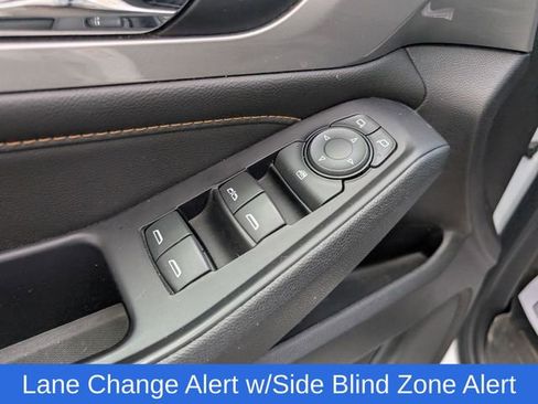 Used 2019 Chevrolet Traverse LT FWD image 16