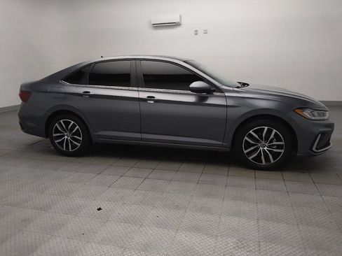 Used 2025 Volkswagen Jetta SE FWD image 11