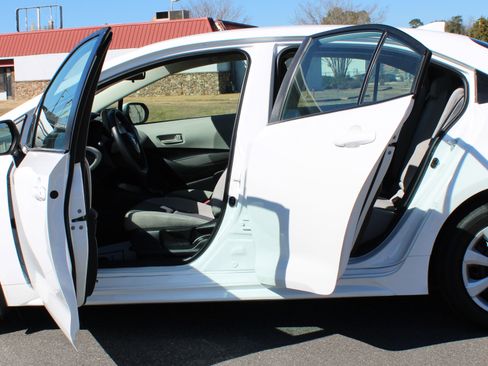 Used 2025 Toyota Corolla LE image 4