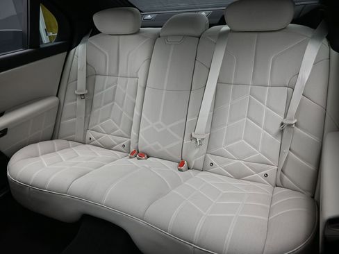 Used 2024 BMW 760i xDrive w/ Premium Package 2 image 25