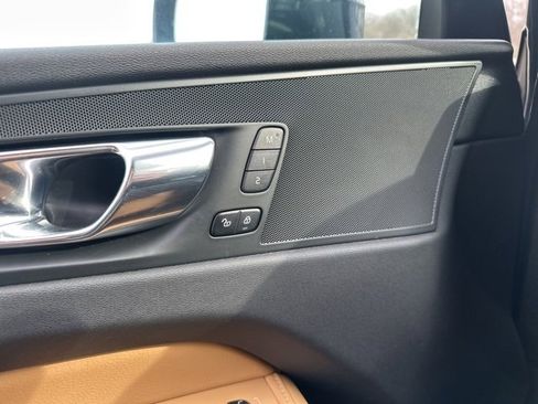 Used 2020 Volvo XC60 T5 Momentum w/ Protection Package Premier image 31