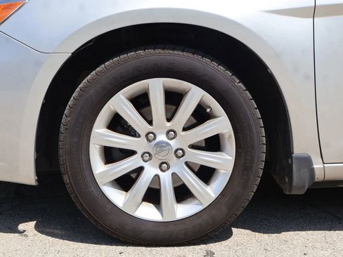 Used 2012 Chrysler 200 Touring FWD image 10