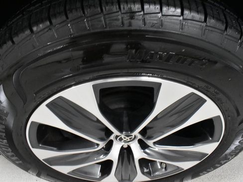 Used 2023 Toyota Highlander XLE image 9