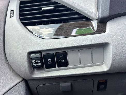 Used 2019 Toyota Sienna XLE w/ XLE Navigation Package FWD image 24