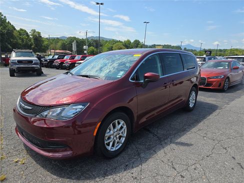 Used 2023 Chrysler Voyager LX FWD image 7