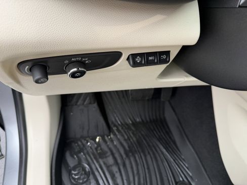 Used 2022 Buick Envision Avenir w/ Technology Package II image 25