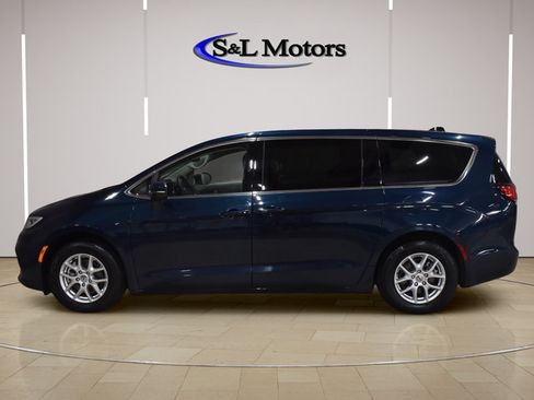 Used 2023 Chrysler Pacifica Touring-L FWD image 4