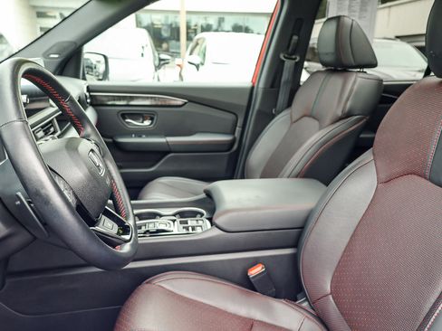 Used 2025 Honda Pilot Black Edition image 15
